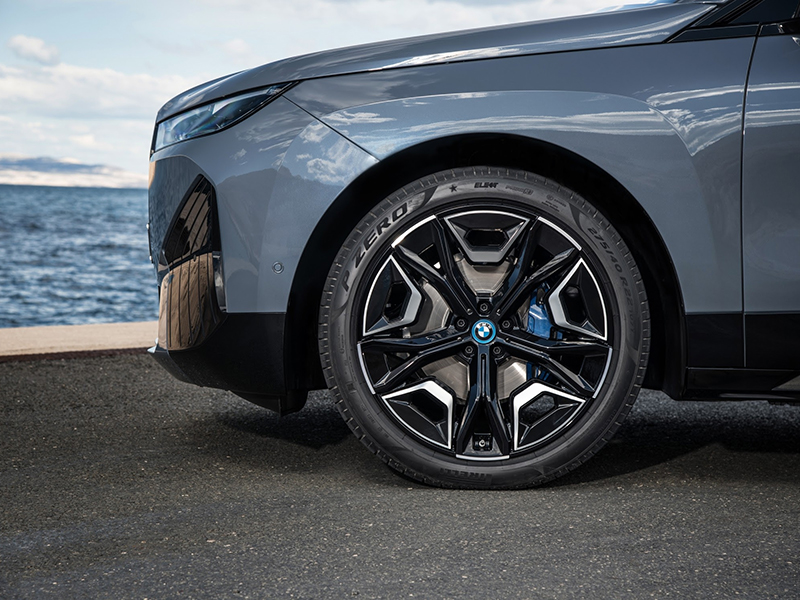سيارة BMW iX الكهربائية بالكامل ستزوّد بإطارات P ZERO ELECT الجديدة من صنع شركة بيريللي